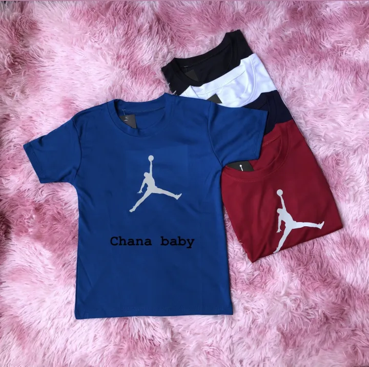 áo thun cho bé, áo cổ tròn chất vải thun lạnh 4 chiều in nổi cậu bé bóng rổ size 15-45kg