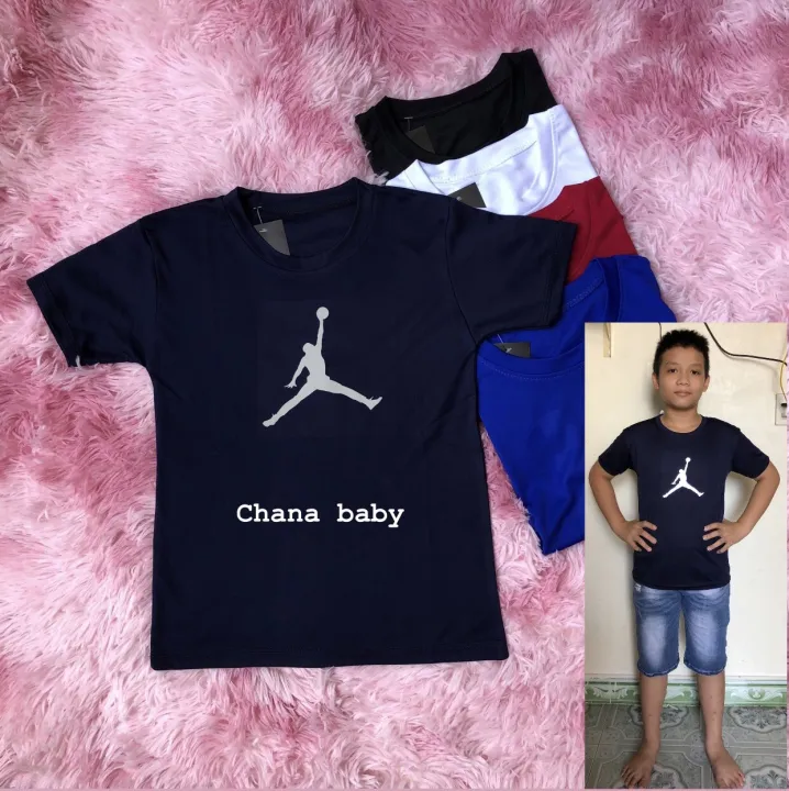 áo thun cho bé, áo cổ tròn chất vải thun lạnh 4 chiều in nổi cậu bé bóng rổ size 15-45kg