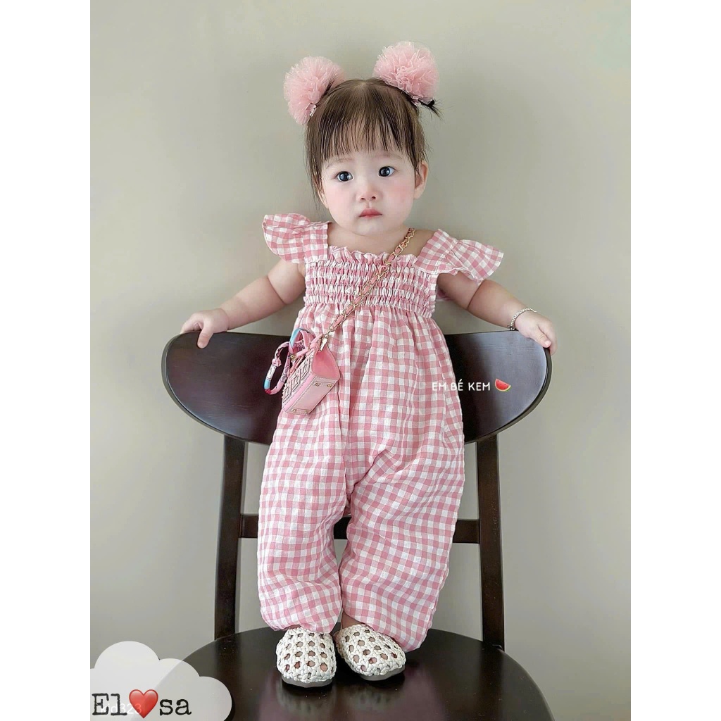 Bộ Jumpsuit Bé Gái Họa Tiết Kẻ Ô Phối Cánh Tiên Điệu Đà