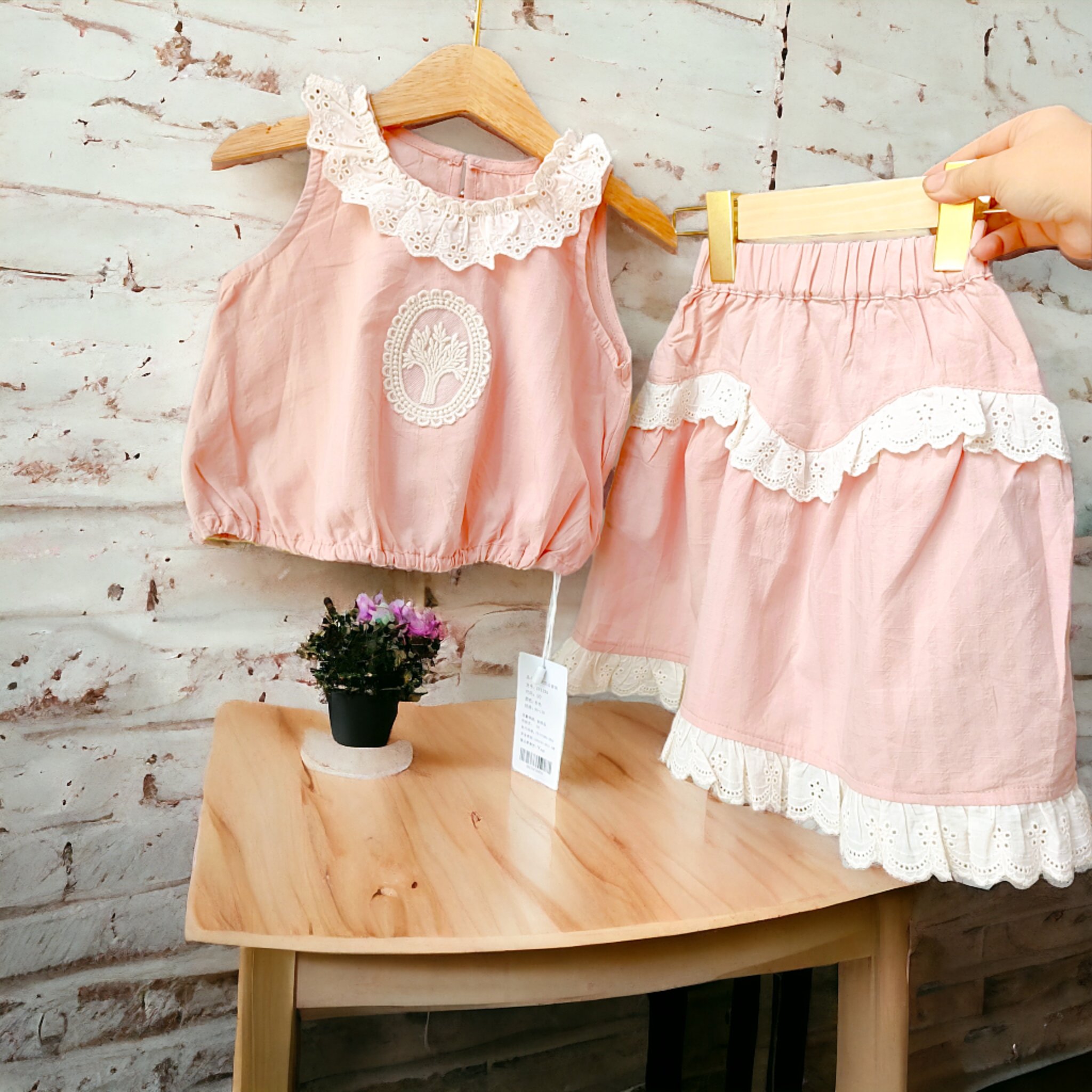 Bộ cánh tiểu thư hồng phấn phối chân váy điệu đà cho bé gái